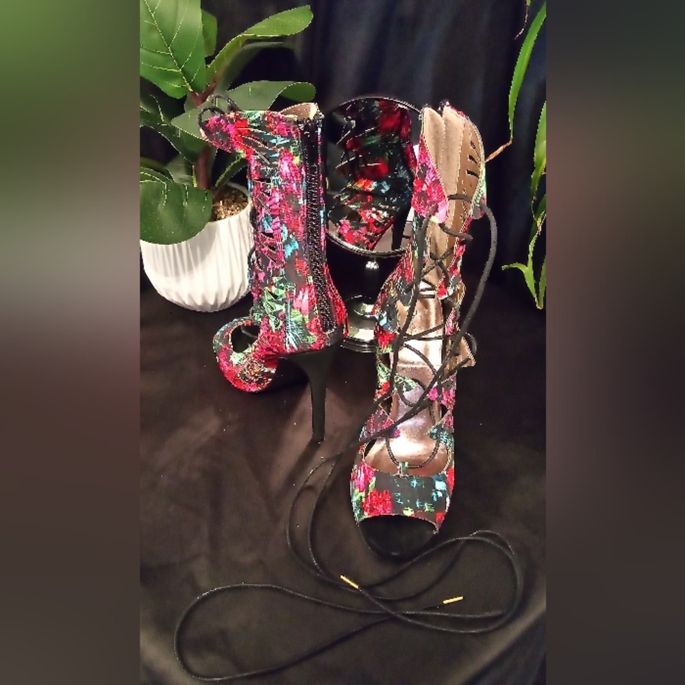 Qupid size 8 multi color heels